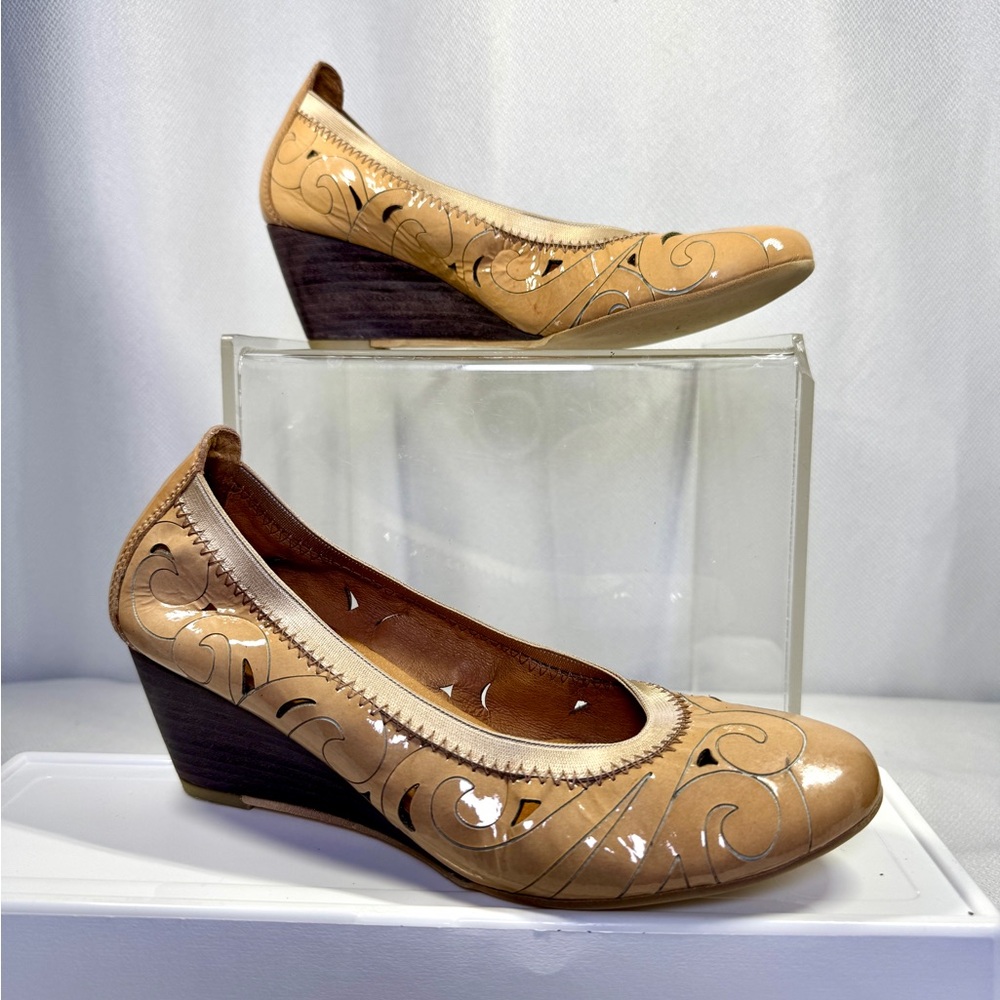 Hispanitas beautiful tan wedges.